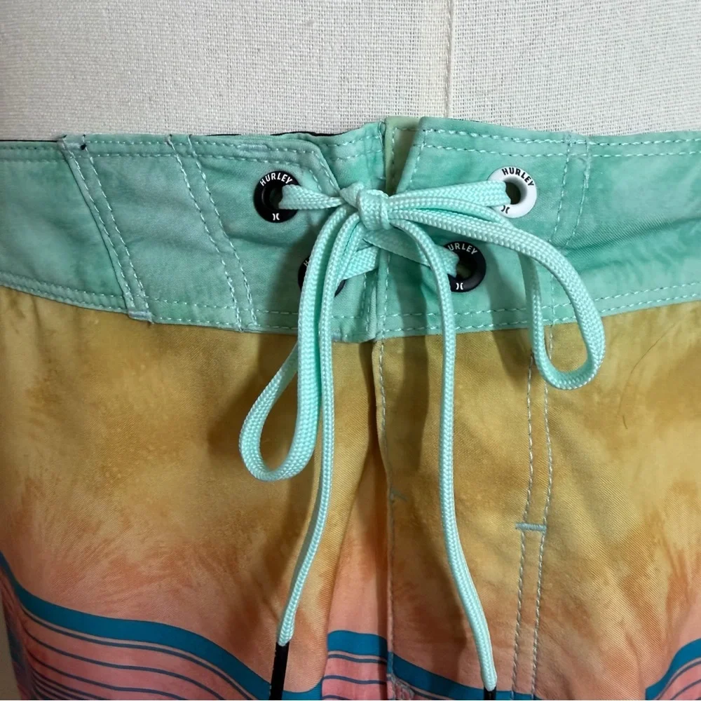Hurley Men’s Phantom Weekender- SZ 29 - 20” Boardshorts Multicolors
